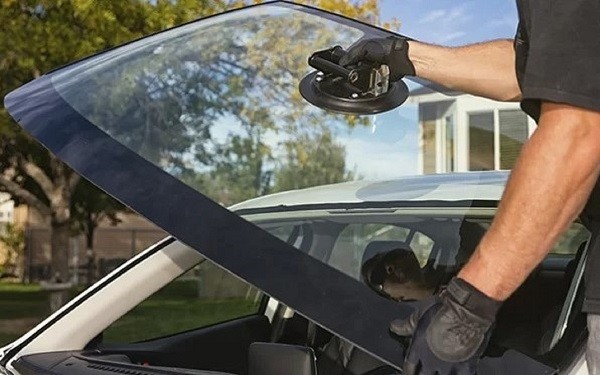 get-your-windscreen-replaced-in-a-jiffy-with-albion-park-rail-windscreens-plastics-big-0