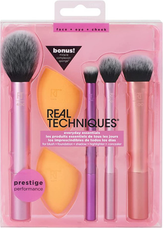 real-techniques-everyday-essentials-plus-brush-big-2