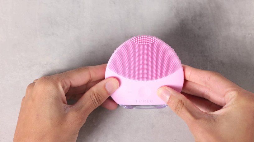 foreo-luna-mini-2-facial-cleansing-brush-big-1